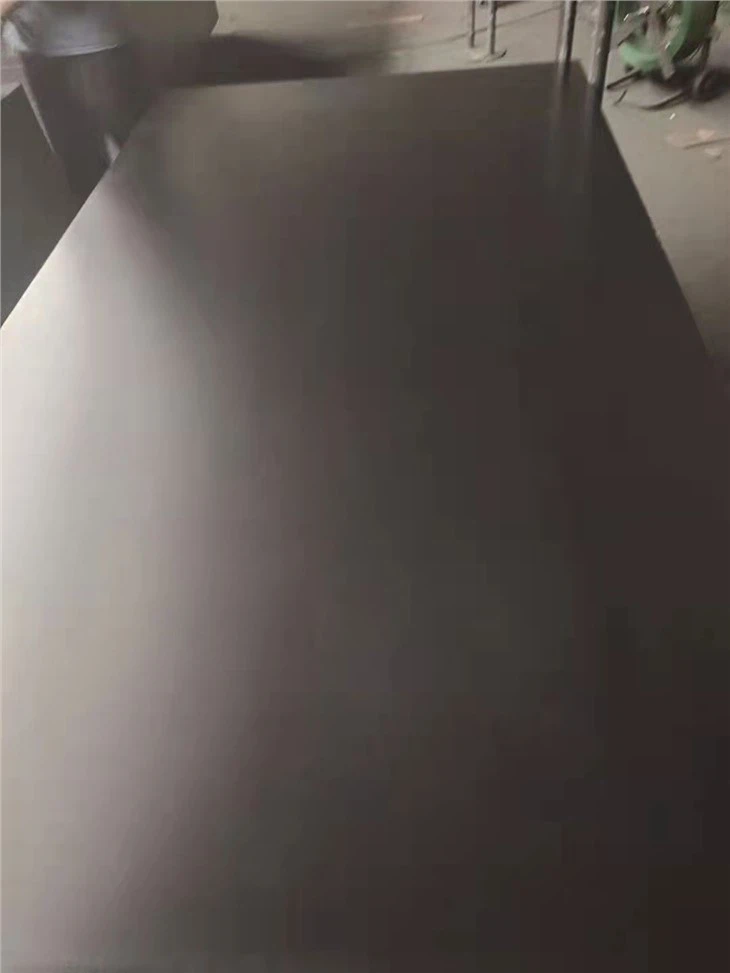 Tablero fenólico de madera contrachapada con revestimiento de película