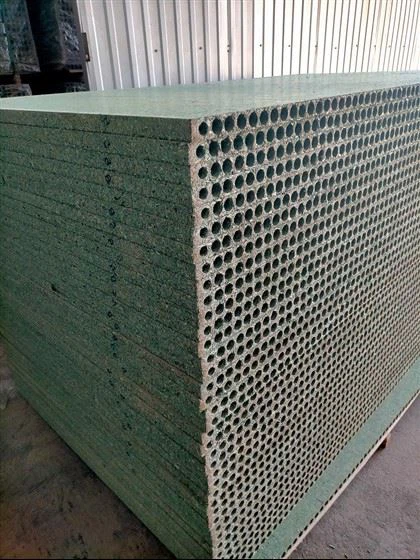 Tablero de partículas huecas