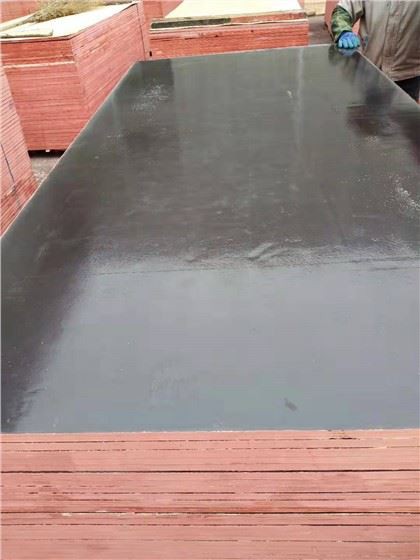 Tablero fenólico Madera contrachapada con revestimiento de película negra